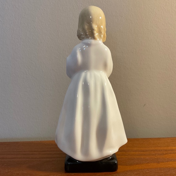 Vintage Royal Doulton Bedtime H.N. 1978 Bone China Figure - Picture 4 of 14